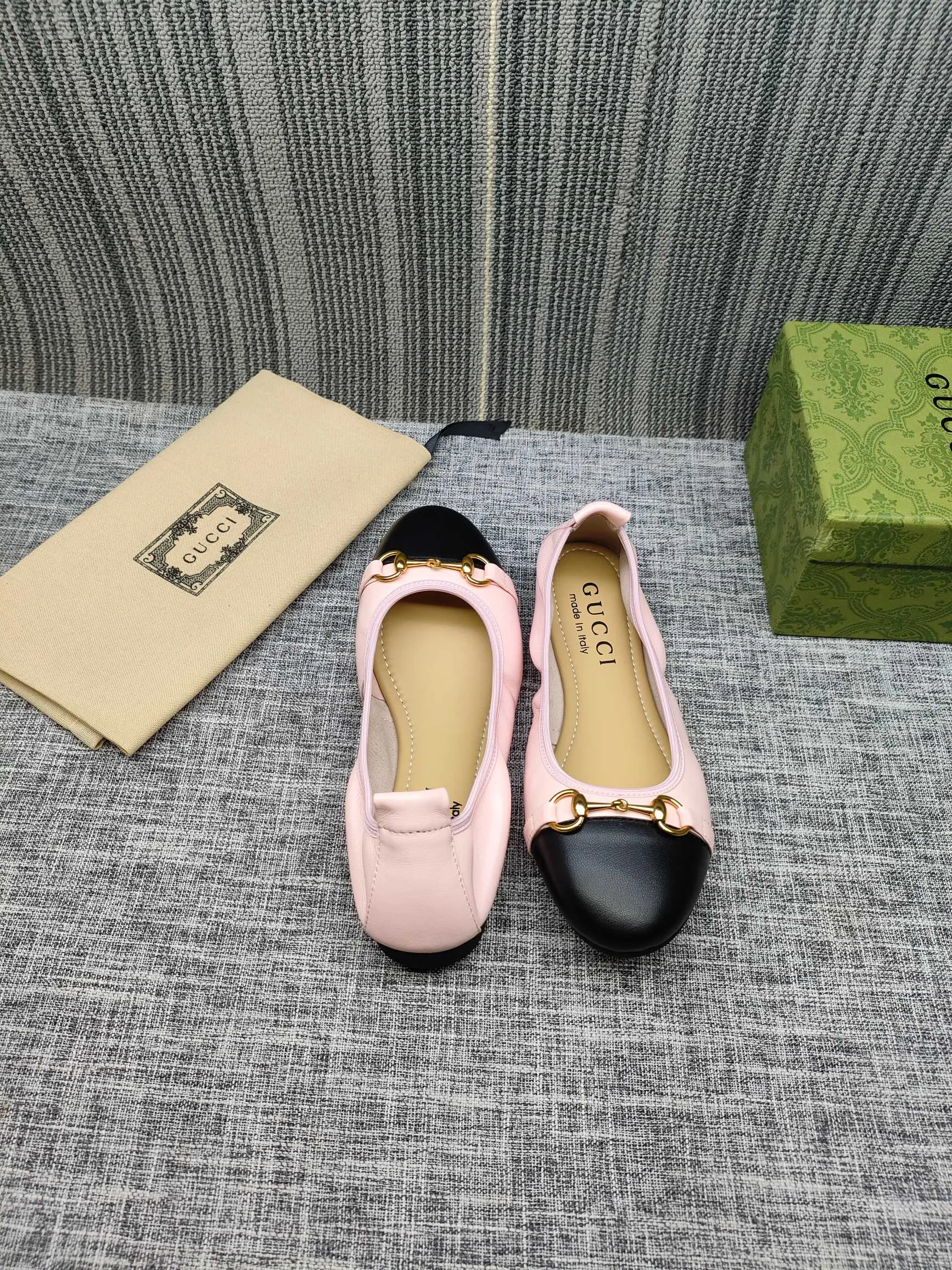 👟👟Ex-factory price 320👟👟 GUCCI's latest horsebit women's flat ballet shoes and egg roll shoes are super comfortable. The fabric is made of imported top-grade soft sheepskin. It is very comfortable on the feet and will not rub your feet. You can also roll it up and put it in your bag. It is easy to carry with you. The super soft soles are a must-have item for fairies whether you are going out for business, work, travel, shopping or at home. Fashionable and versatile, it is an indispensable pair of shoes for you. Fabric: Made of imported soft sheepskin Color: 6 colors available Outsole: PPC rubber outsole Size 34-42 (34.41.42 needs to be customized)